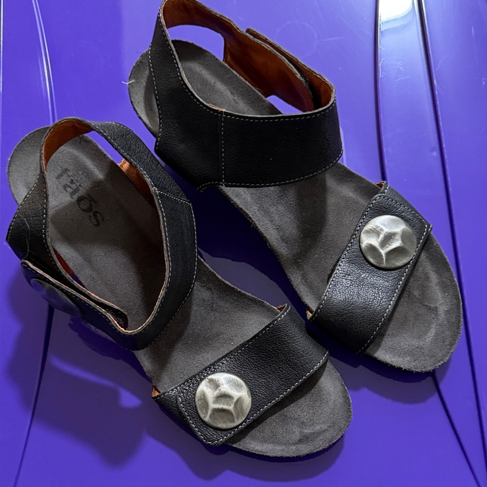 Taos Footwear Black and Gray Sandals for Women